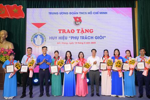 Bắc Giang: Trao tặng huy hiệu “Phụ trách giỏi” cho 18 giáo viên làm Tổng phụ trách Đội