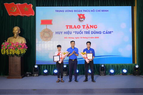 Bắc Giang: Trao huy hiệu "Tuổi trẻ dũng cảm" cho 02 thanh thiếu niên