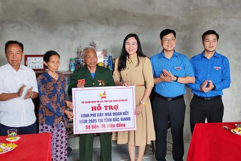 Trao 70 triệu hỗ trợ xây Nhà Đại đoàn kết tại Tân Yên