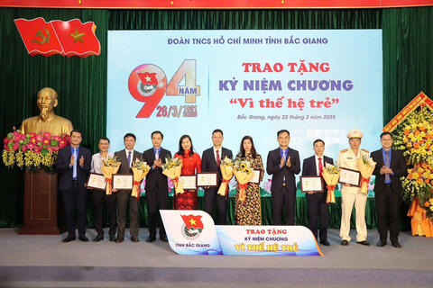 Bắc Giang: Trao Kỷ niệm chương “Vì thế hệ trẻ” cho các cá nhân
